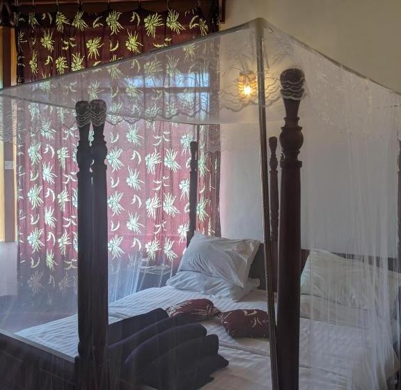 هتل Cwmbale Eco Safari Lodges, Restaurant And Zoo