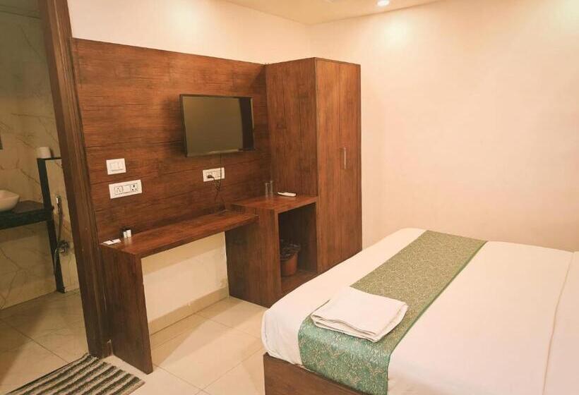 Отель Big Bang Near Delhi Airport