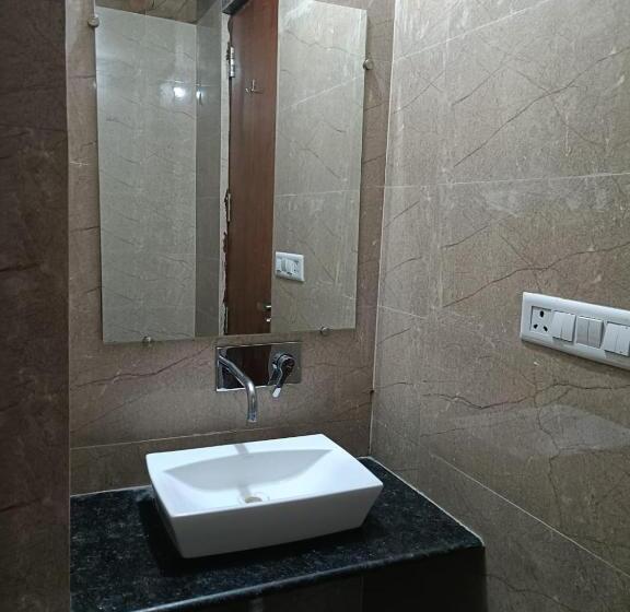 Отель Big Bang Near Delhi Airport