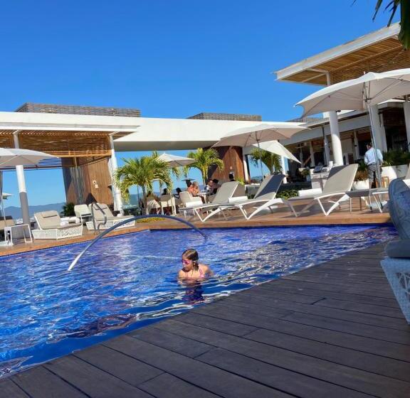 هتل Grand Luxxe With Free Golf