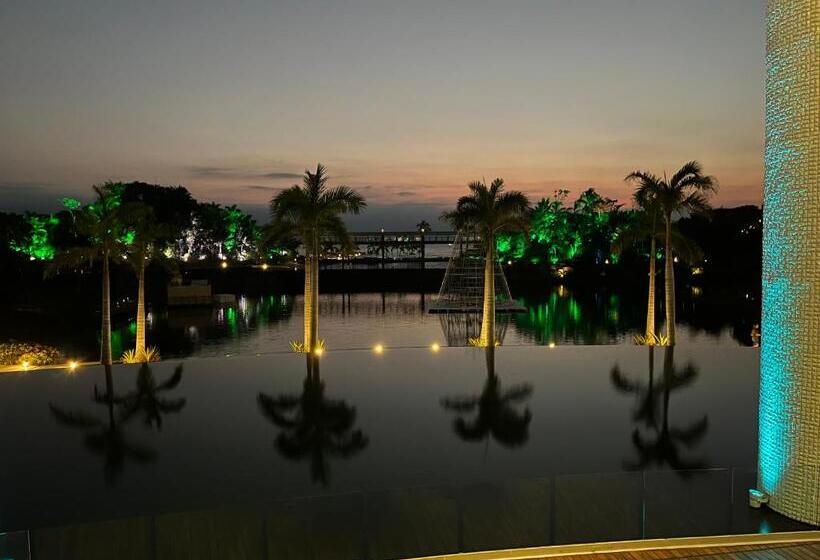 هتل Grand Luxxe With Free Golf