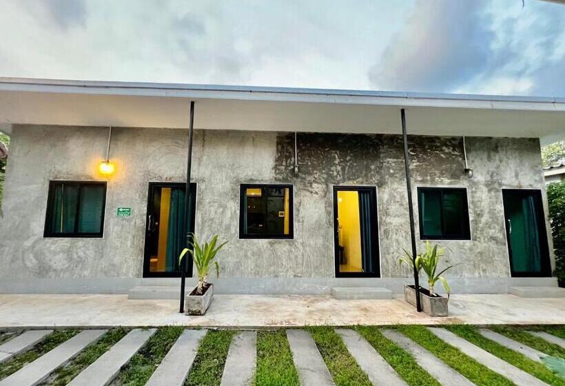 فندق Phupa Beach Resort