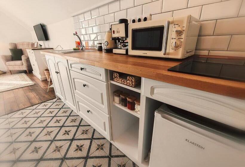 膳宿费 Elisoria Superiors