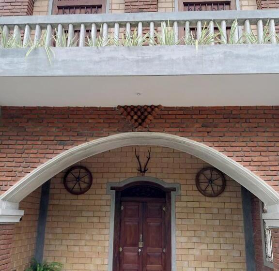 פנסיון The Brick Wonder