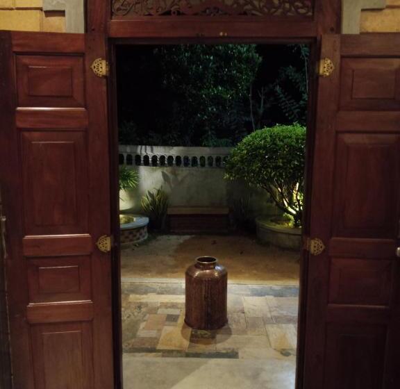 פנסיון The Brick Wonder