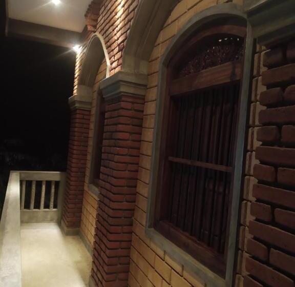 פנסיון The Brick Wonder