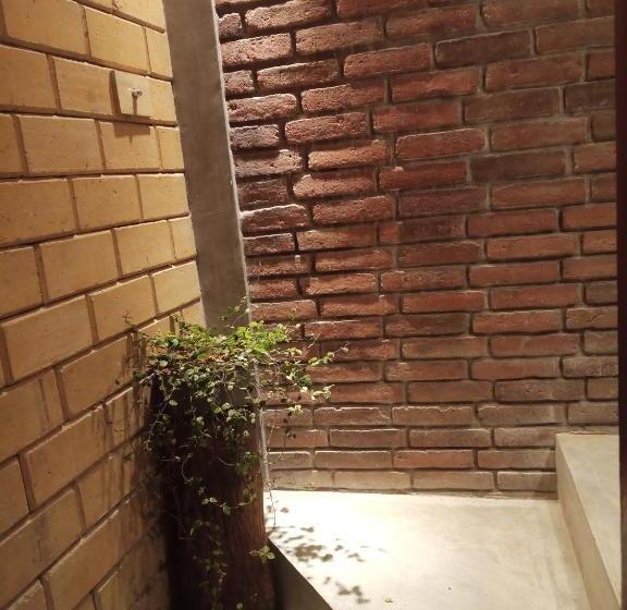 פנסיון The Brick Wonder