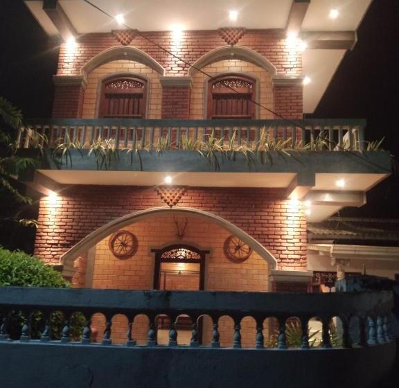 פנסיון The Brick Wonder