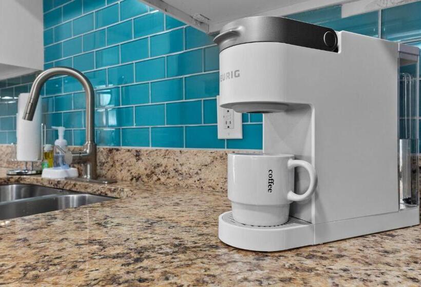 استراحتگاه Ocean Front Luxury Grand Cayman Restort, 10 Pools, Hot Tubs, Lazy River, Water Park, 2 Onsite Restau