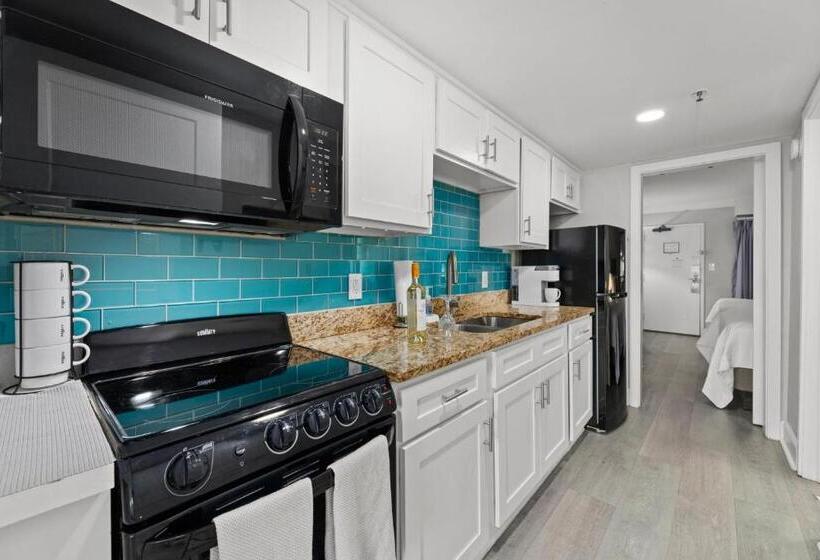 استراحتگاه Ocean Front Luxury Grand Cayman Restort, 10 Pools, Hot Tubs, Lazy River, Water Park, 2 Onsite Restau