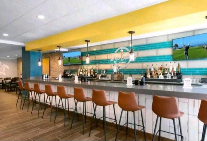 استراحتگاه Ocean Front Luxury Grand Cayman Restort, 10 Pools, Hot Tubs, Lazy River, Water Park, 2 Onsite Restau