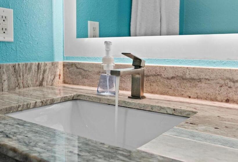 استراحتگاه Ocean Front Luxury Grand Cayman Restort, 10 Pools, Hot Tubs, Lazy River, Water Park, 2 Onsite Restau