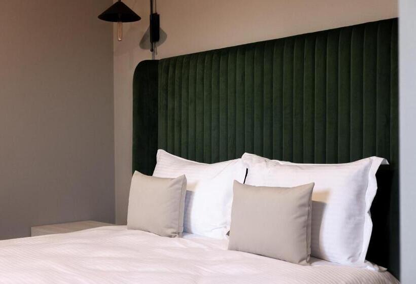 فندق صغير R.