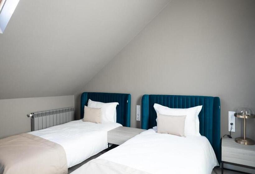 فندق صغير R.