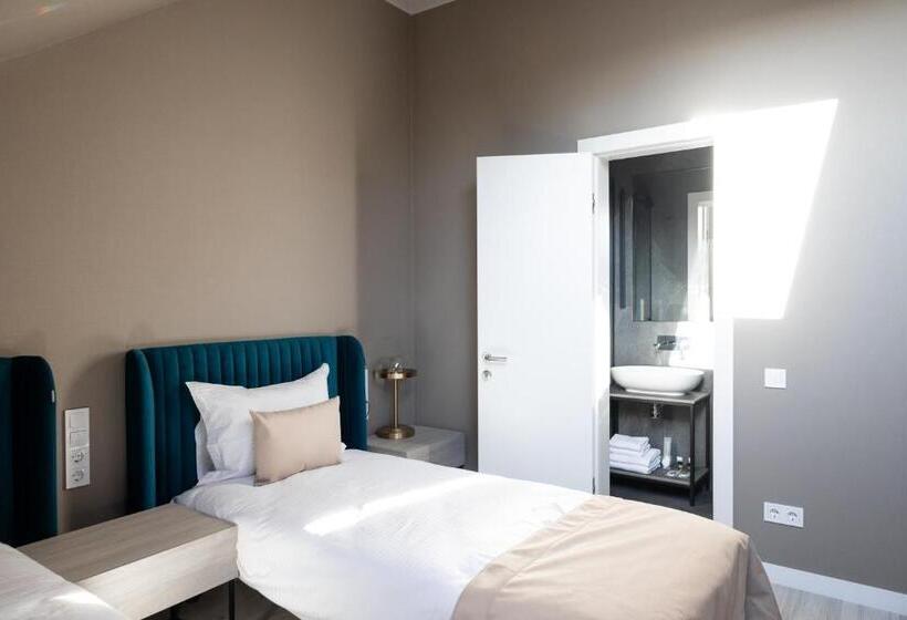 فندق صغير R.