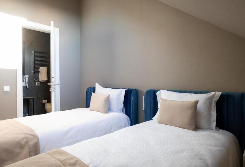 فندق صغير R.