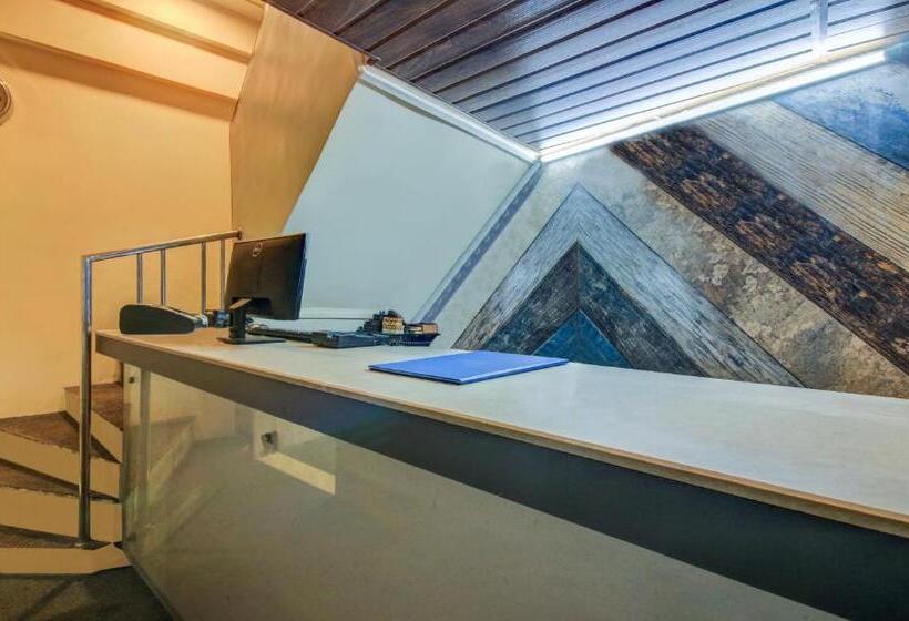 فندق صغير Zest Stays   Meadow Inn 1058