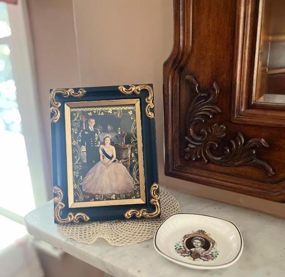 Antique1242 British Bed & Breakfast