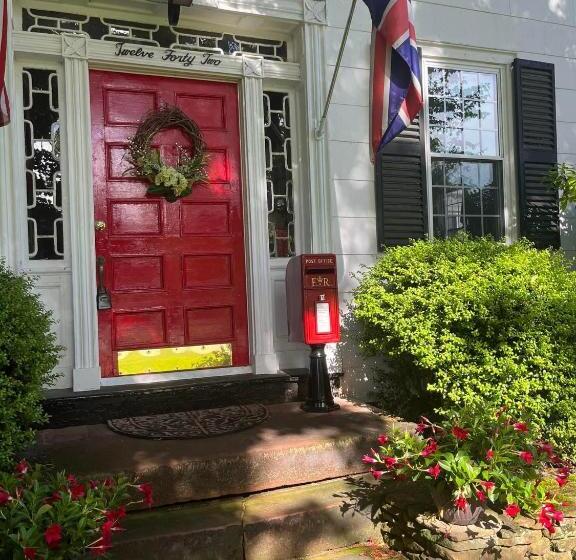 Antique1242 British Bed & Breakfast