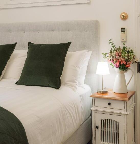 Bed and Breakfast Benambra Boutique Accommodation   C1883  Lonsdale Suite