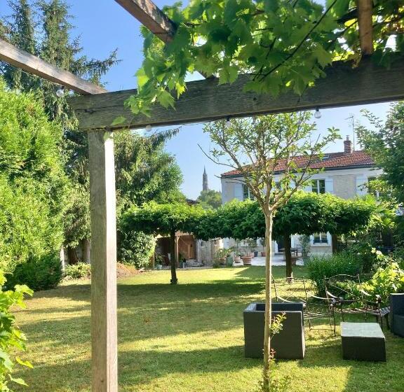 تختخواب و صبحانه Pierres Et Jardins