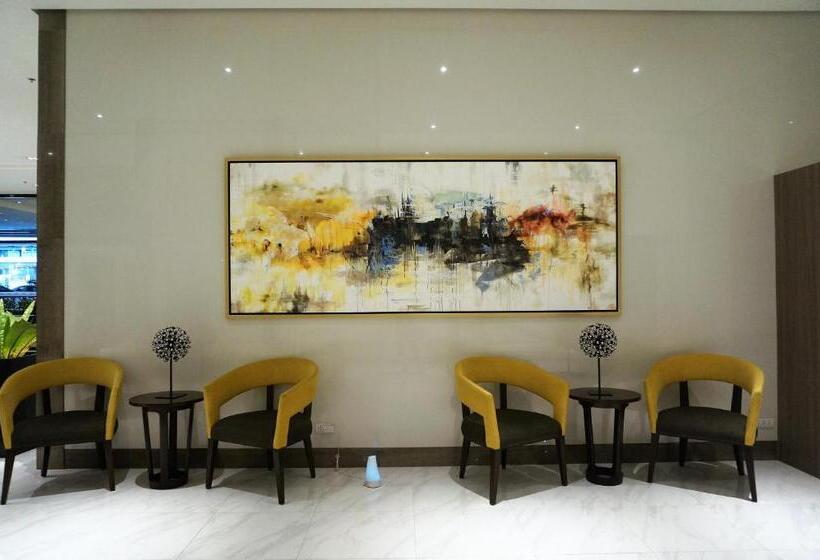 Eighty One Building C53j Condotel