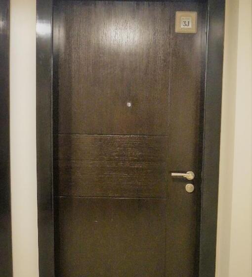 Eighty One Building C53j Condotel