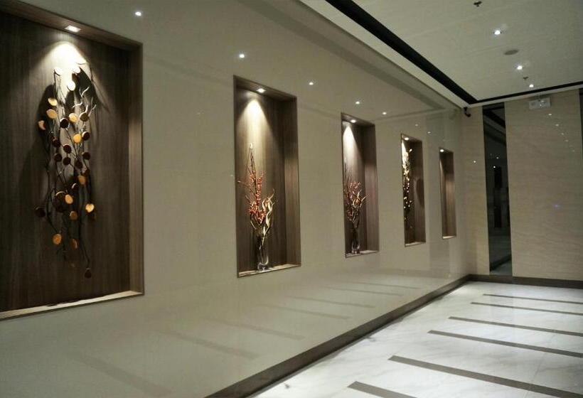 Eighty One Building C53j Condotel