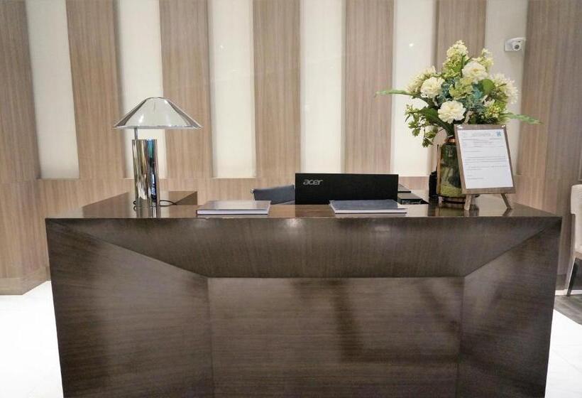 Eighty One Building C53j Condotel