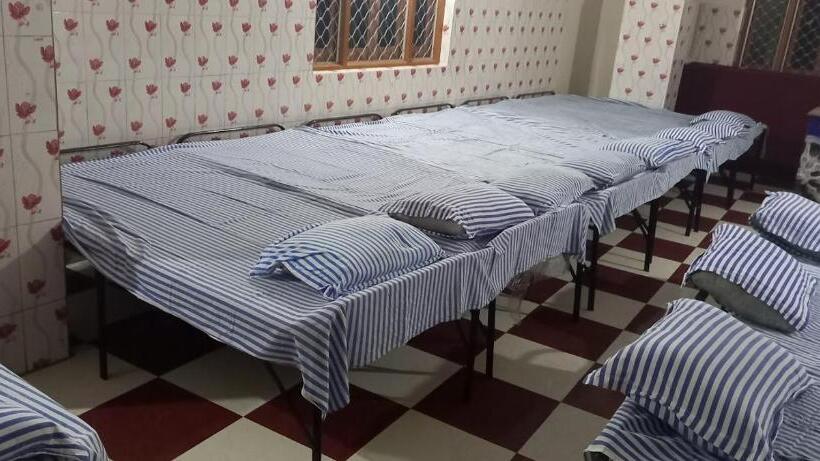 فندق Adhunik Palace