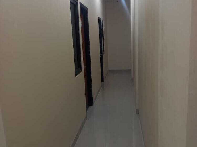 ホテル Barada Poris