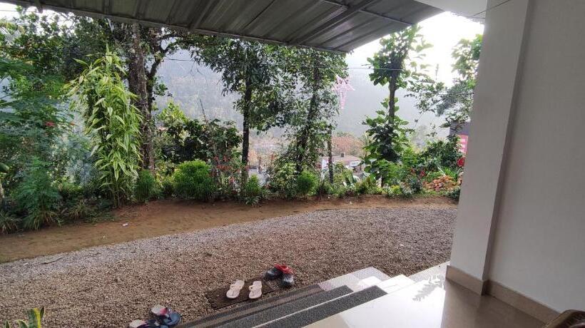 فندق Koonamparayil Home Stay Munnar Anaviratty Family Only