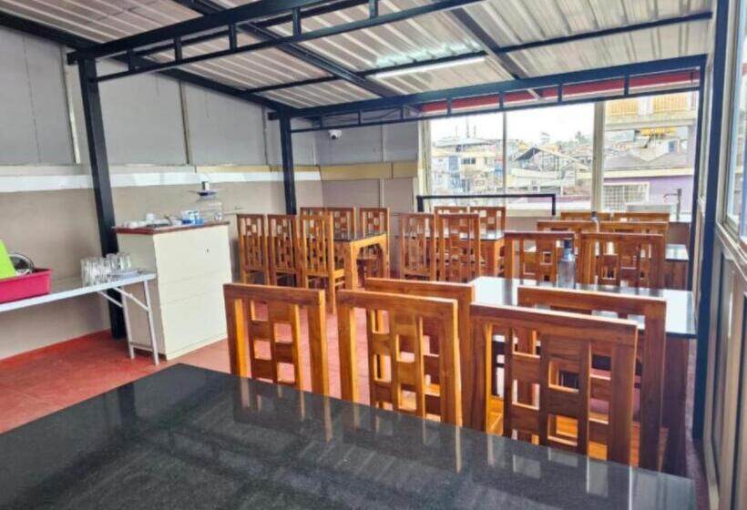 هتل Navarathna Comforts