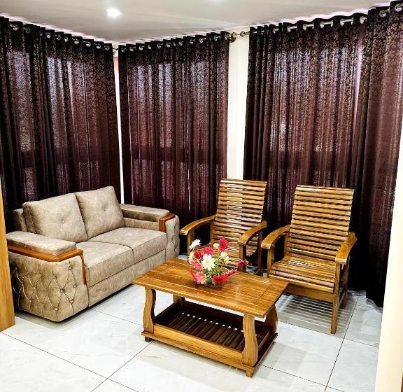 Отель Navarathna Comforts