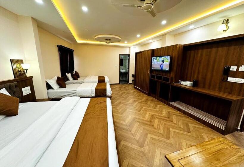 هتل Navarathna Comforts