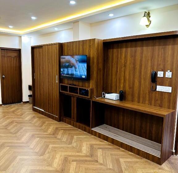 Отель Navarathna Comforts