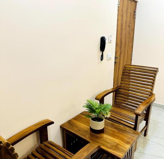 هتل Navarathna Comforts