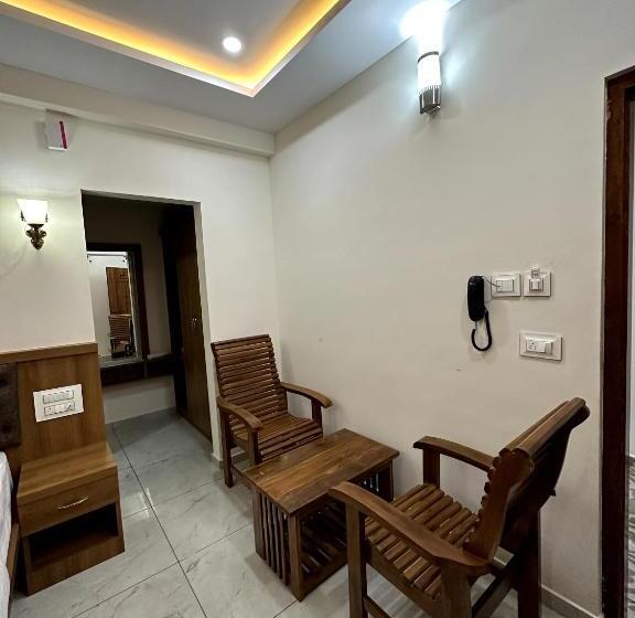 Отель Navarathna Comforts