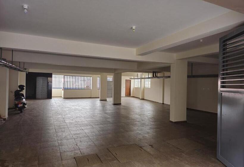 Отель Navarathna Comforts