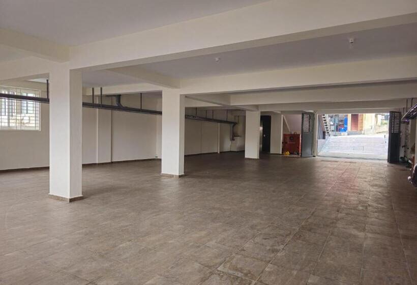 Отель Navarathna Comforts