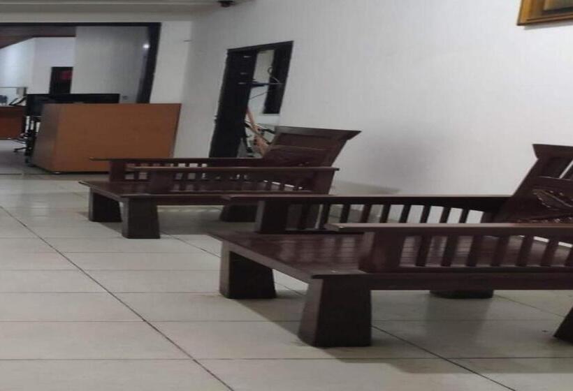 ホテル Oyo 93523 Penginapan Laras Paminggir