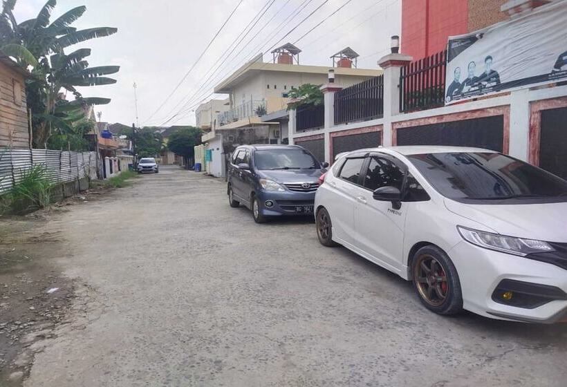 בית מלון כפרי Spot On 93478 Amanda Residence Syariah