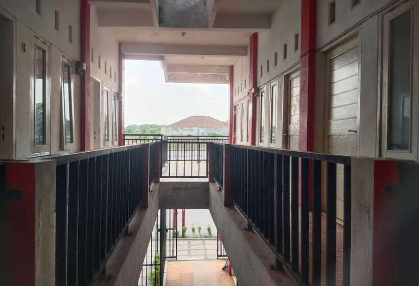 בית מלון כפרי Spot On 93478 Amanda Residence Syariah