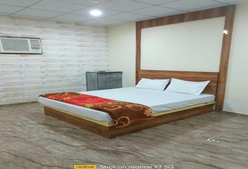 Oyo Neelkanth Hotel And Restaurant