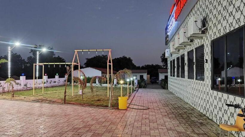 Oyo Neelkanth Hotel And Restaurant