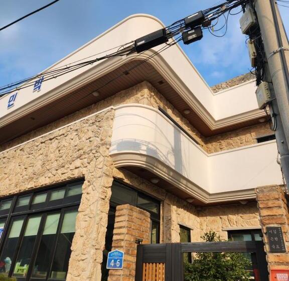 Pensió Bada Village Minbak