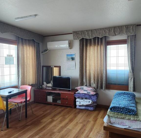 Pensió Bada Village Minbak