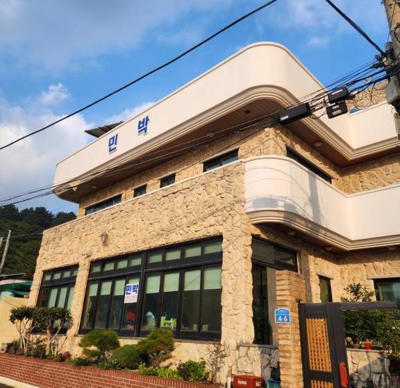 Pensió Bada Village Minbak