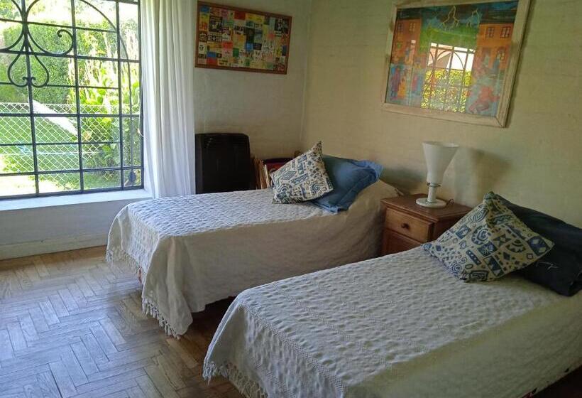 بنسيون Casa Los Trinos