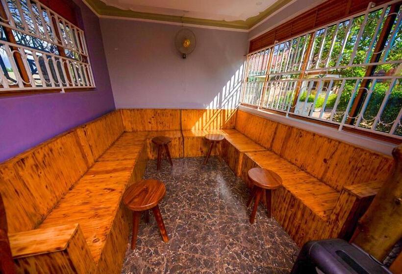 پانسیون De Guest Cave